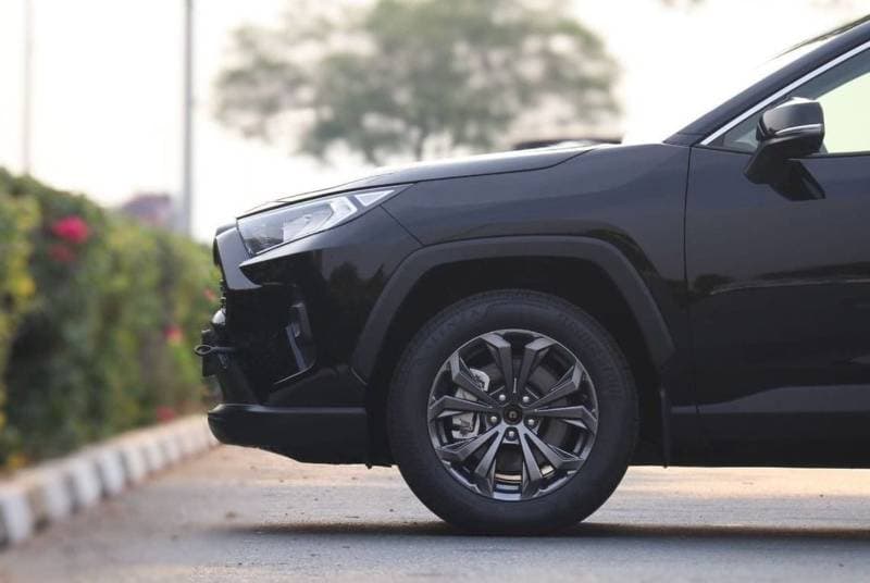 2023 Toyota RAV4 XLE thumbnail 4