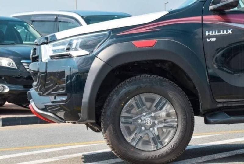 2024 Toyota Hilux SGLX thumbnail 3