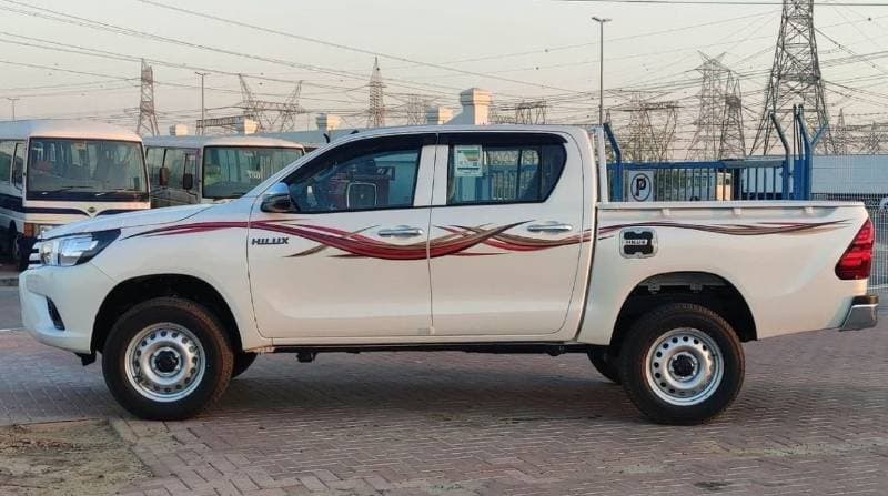 2024 Toyota Hilux GL thumbnail 5