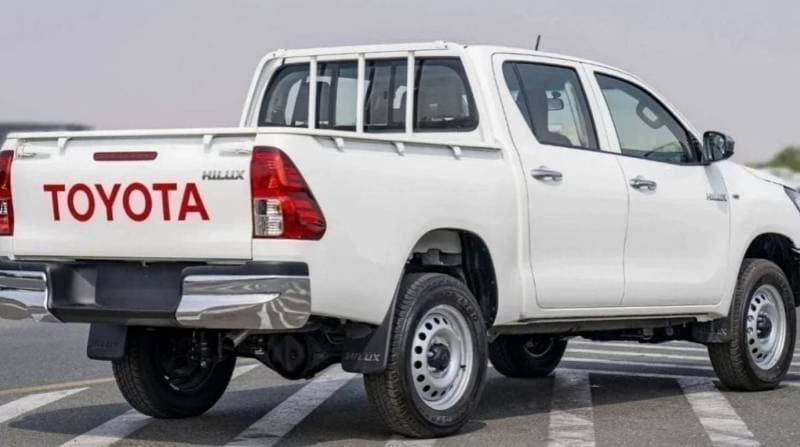 2024 Toyota Hilux DLX thumbnail 5