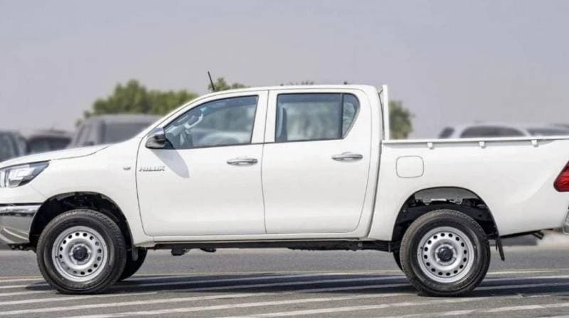 2024 Toyota Hilux DLX thumbnail 4