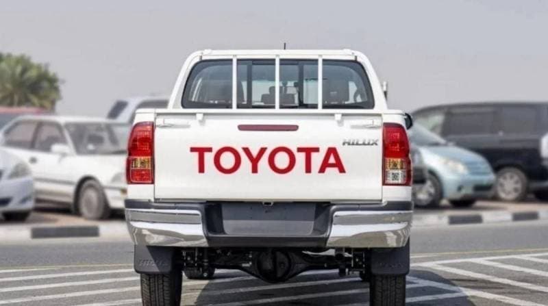 2024 Toyota Hilux DLX thumbnail 7