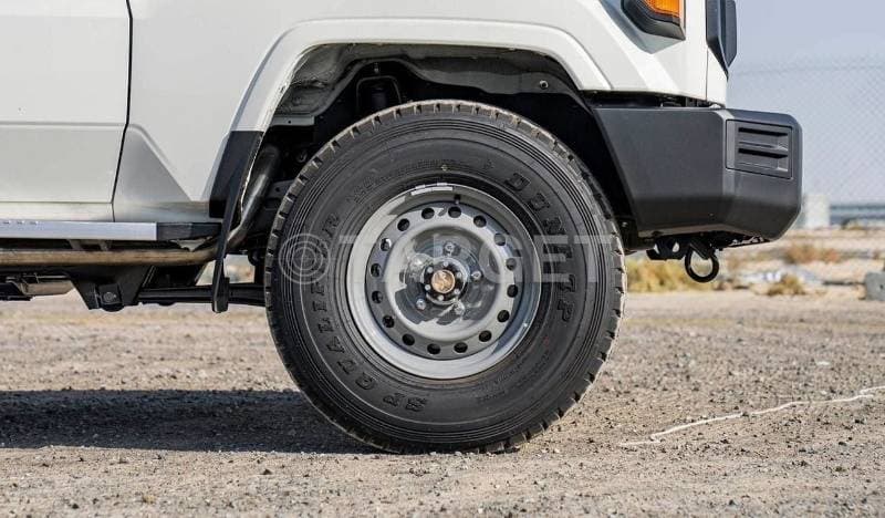 2025 Toyota Land Cruiser 70 thumbnail 8