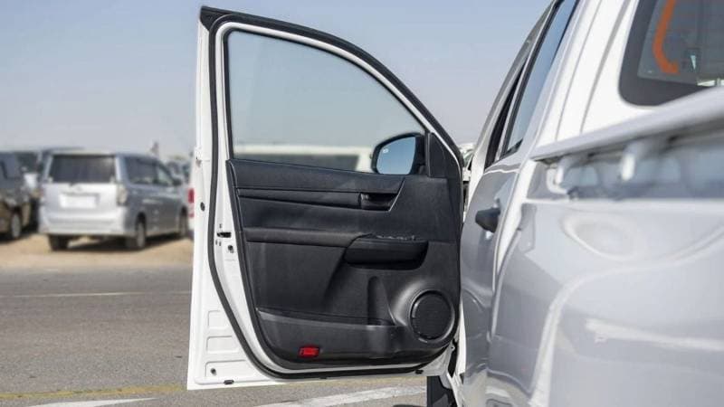 2025 Toyota Hilux GL thumbnail 8