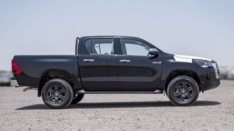 2025 Toyota Hilux SGLX thumbnail 3
