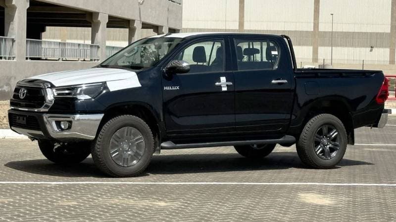 2025 Toyota Hilux SGLX thumbnail 2
