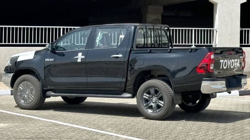 2025 Toyota Hilux SGLX thumbnail 3