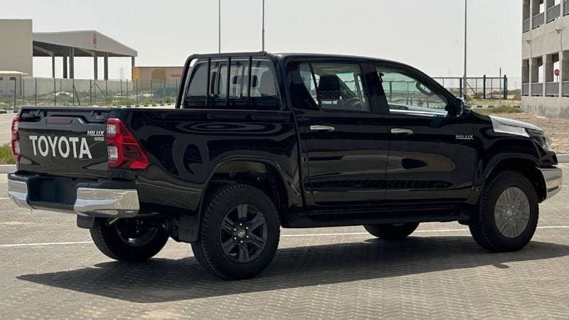 2025 Toyota Hilux SGLX thumbnail 4