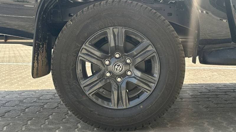 2025 Toyota Hilux SGLX thumbnail 6