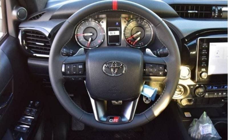 2025 Toyota Hilux GR SPORT thumbnail 4