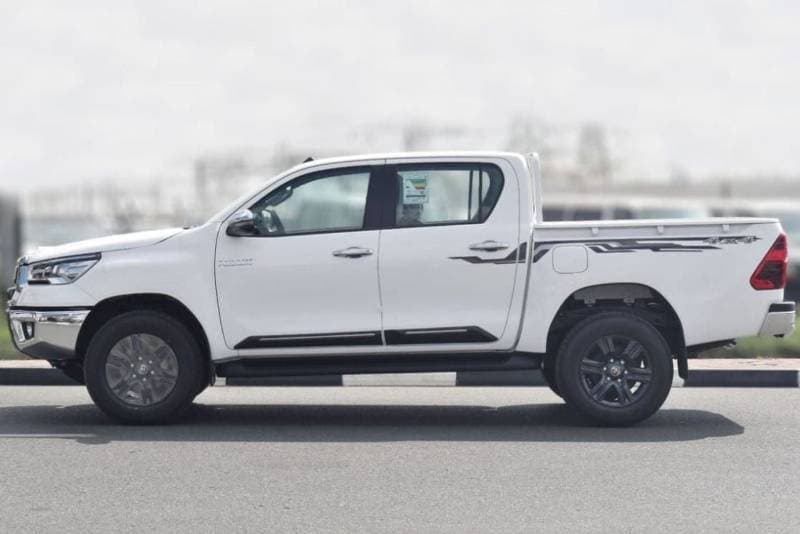 2025 Toyota Hilux SGLX thumbnail 3