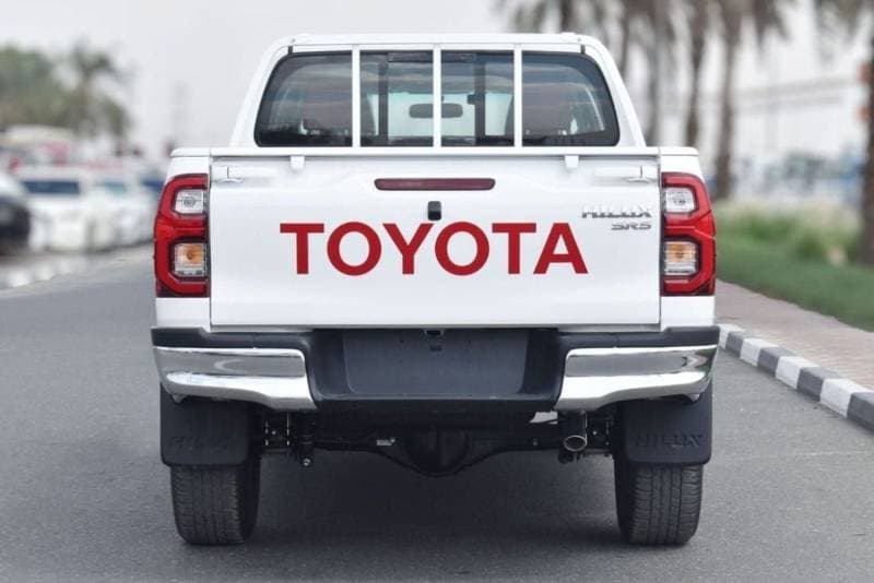 2025 Toyota Hilux SGLX thumbnail 4