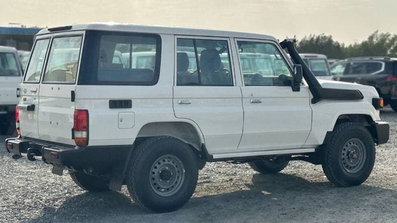 2025 Toyota Land Cruiser 70 LC76 LX thumbnail 5