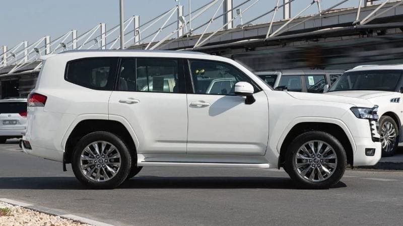 2025 Toyota Land Cruiser GXR thumbnail 3