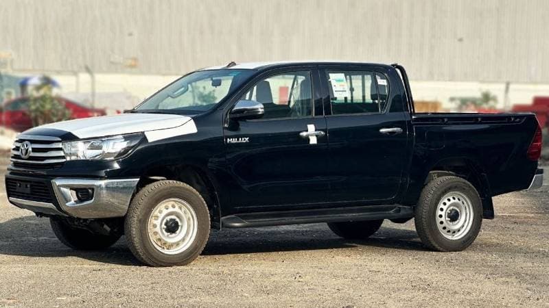 2025 Toyota Hilux GL thumbnail 2