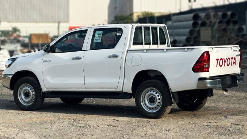 2025 Toyota Hilux GL thumbnail 3