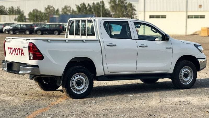2025 Toyota Hilux GL thumbnail 4