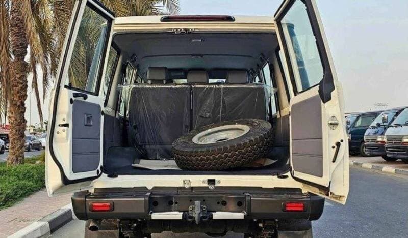 2025 Toyota Land Cruiser 70 LC76 DX thumbnail 8