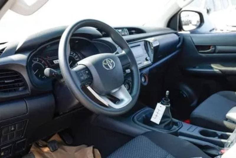 2025 Toyota Hilux GL thumbnail 4
