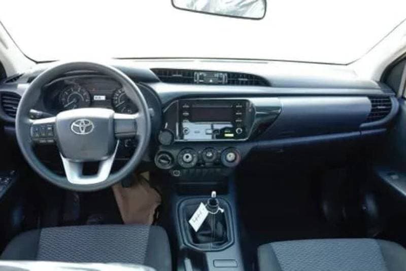 2025 Toyota Hilux GL thumbnail 8