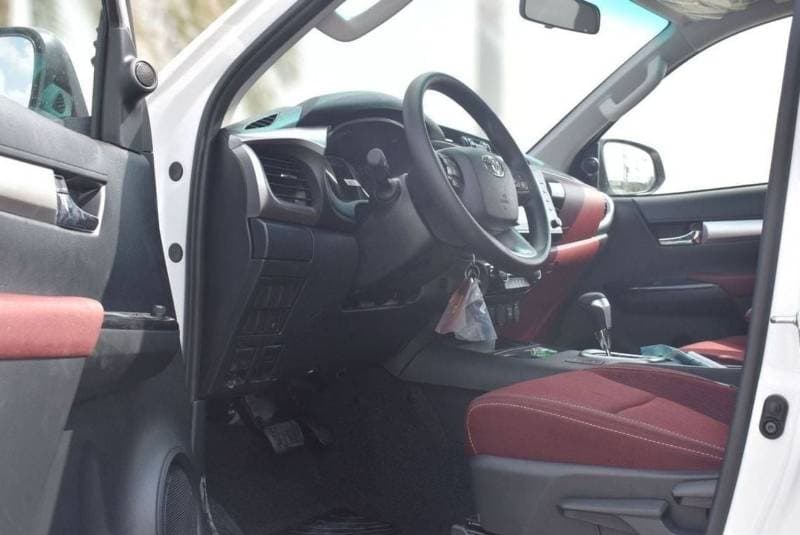 2025 Toyota Hilux SGLX thumbnail 8