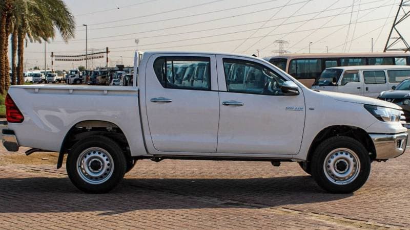 2024 Toyota Hilux DLX thumbnail 7