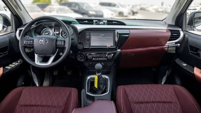 2025 Toyota Hilux SGLX thumbnail 6