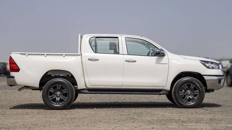 2025 Toyota Hilux GLX thumbnail 4