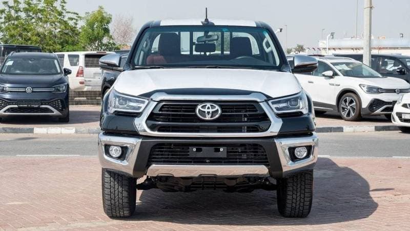 2025 Toyota Hilux SGLX thumbnail 2