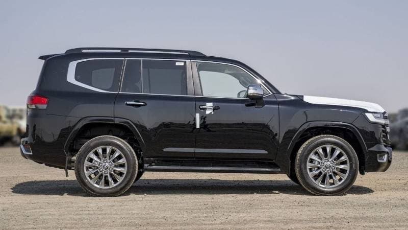 2025 Toyota Land Cruiser VXR thumbnail 3