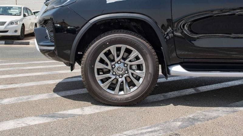 2025 Toyota Fortuner VXR thumbnail 6