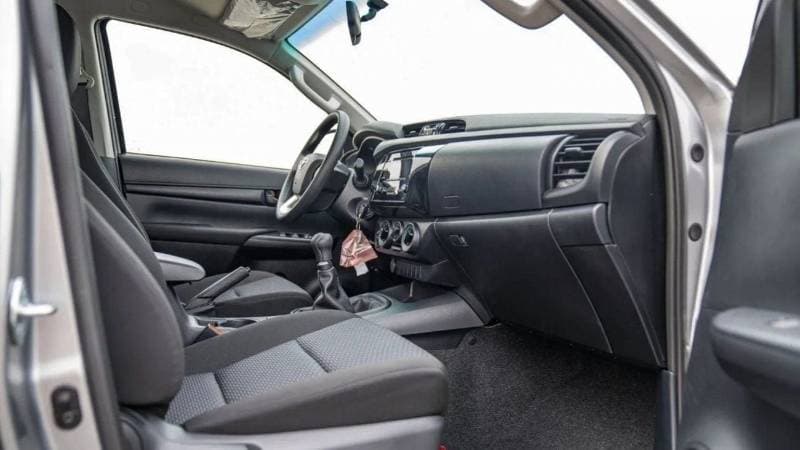 2024 Toyota Hilux DLX thumbnail 3