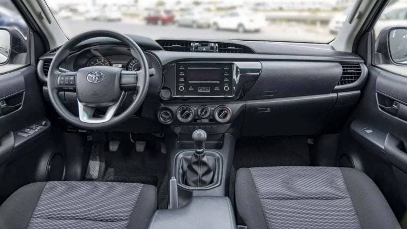 2024 Toyota Hilux DLX thumbnail 4