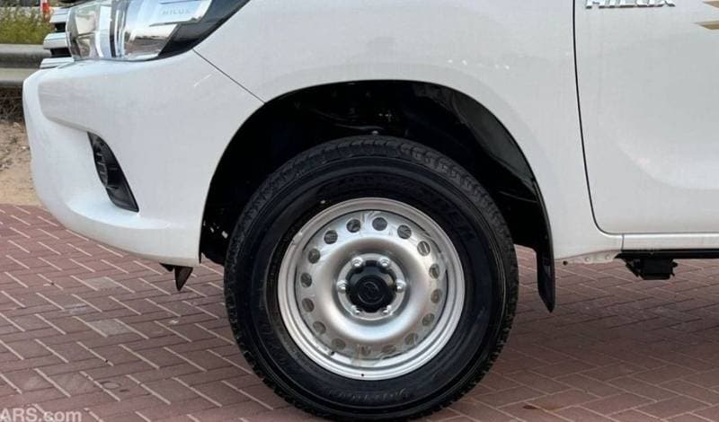 2024 Toyota Hilux GLX thumbnail 6
