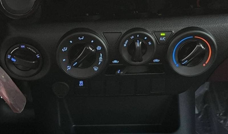 2024 Toyota Hilux GLX thumbnail 8