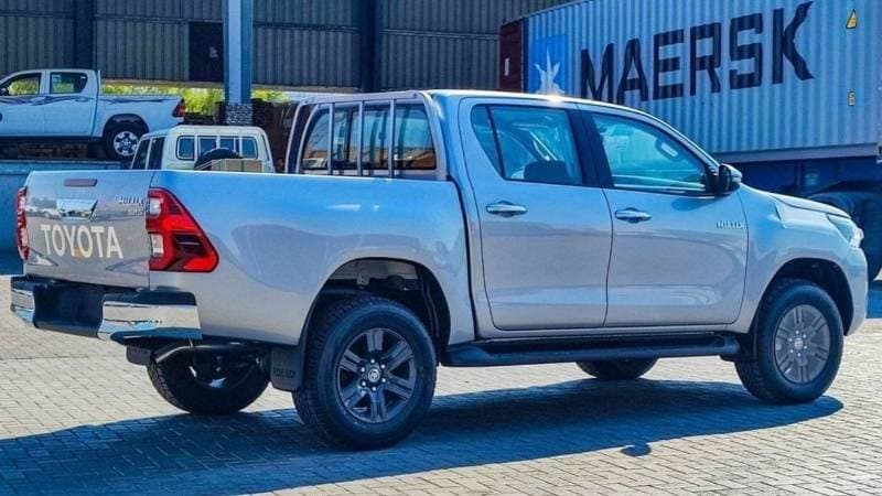 2025 Toyota Hilux SGLX thumbnail 5