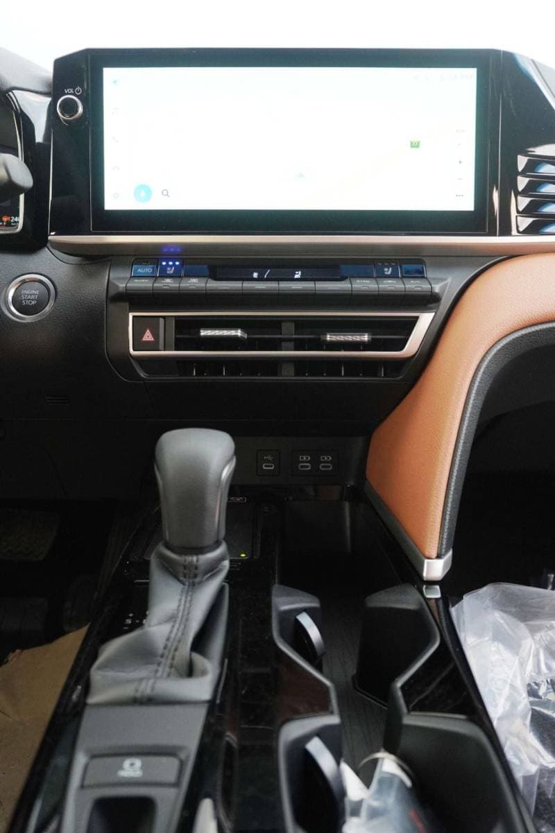 2025 Toyota Camry GLE thumbnail 8