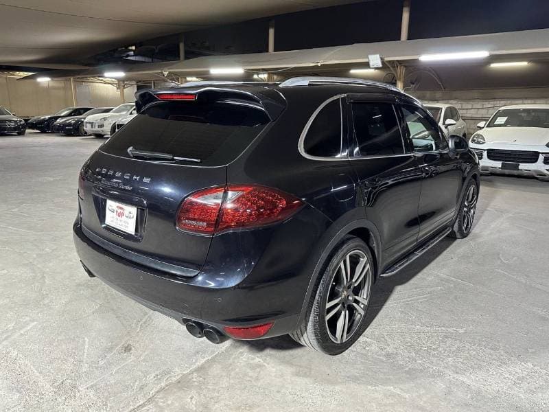 2011 Porsche Cayenne TURBO thumbnail 2