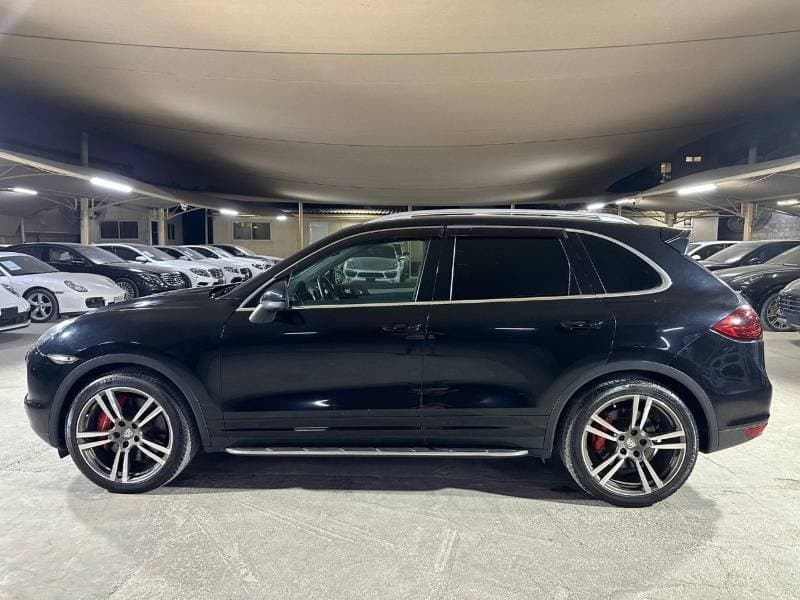 2011 Porsche Cayenne TURBO thumbnail 3