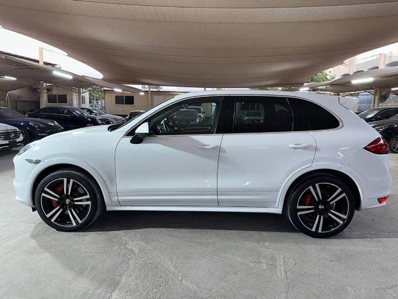 2014 Porsche Cayenne TURBO S thumbnail 3