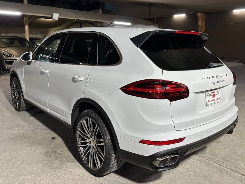2016 Porsche Cayenne TURBO thumbnail 4