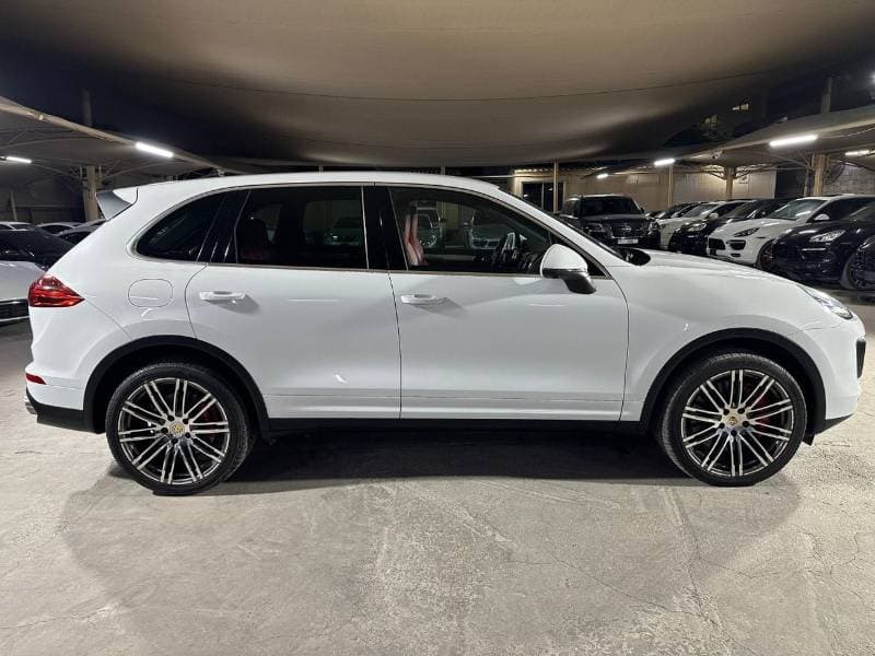 2016 Porsche Cayenne TURBO thumbnail 6