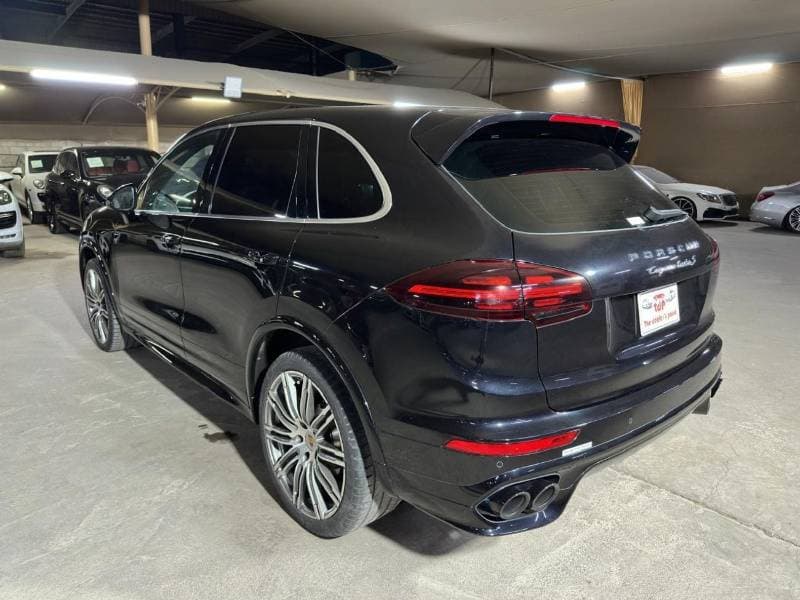 2016 Porsche Cayenne TURBO S thumbnail 4