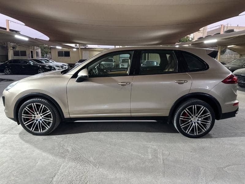 2015 Porsche Cayenne TURBO thumbnail 3