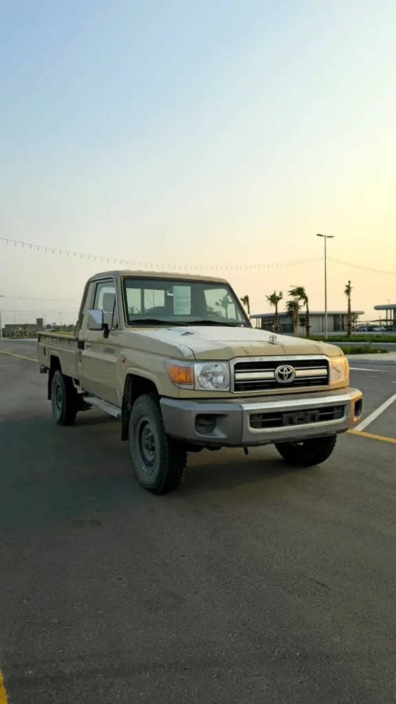 2013 Toyota Land Cruiser 70 LC79 STANDARD thumbnail 3