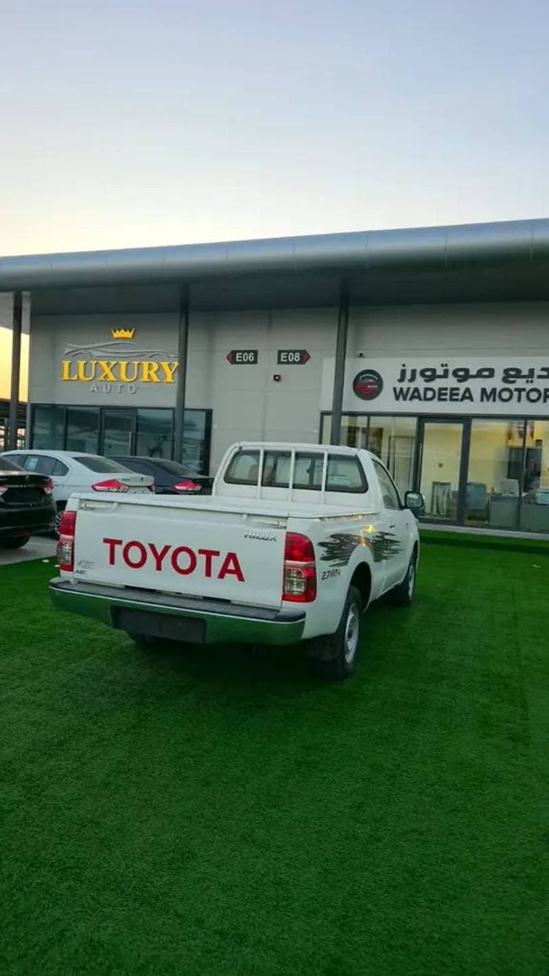 2012 Toyota Hilux DLX thumbnail 4