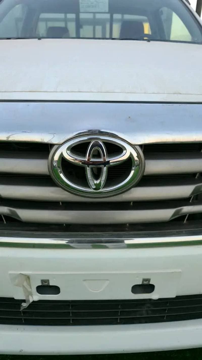2012 Toyota Hilux DLX thumbnail 5