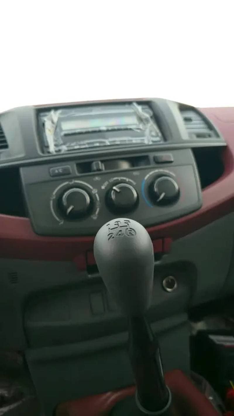 2012 Toyota Hilux DLX thumbnail 7