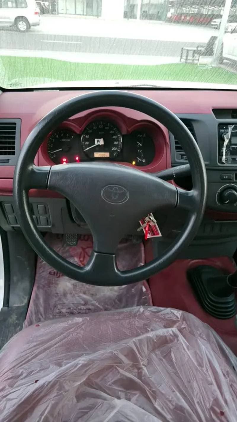 2012 Toyota Hilux DLX thumbnail 8