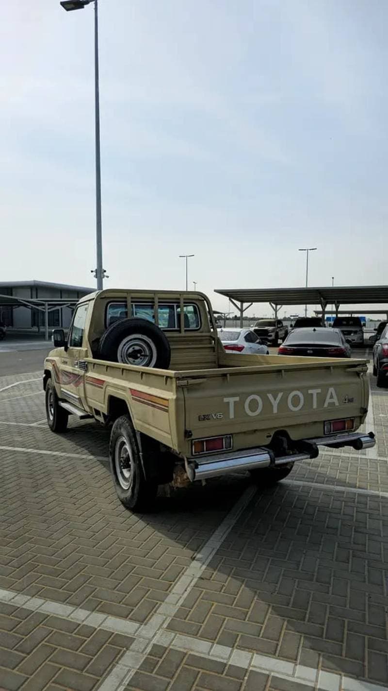 2016 Toyota Land Cruiser 70 LC79 VXR thumbnail 3